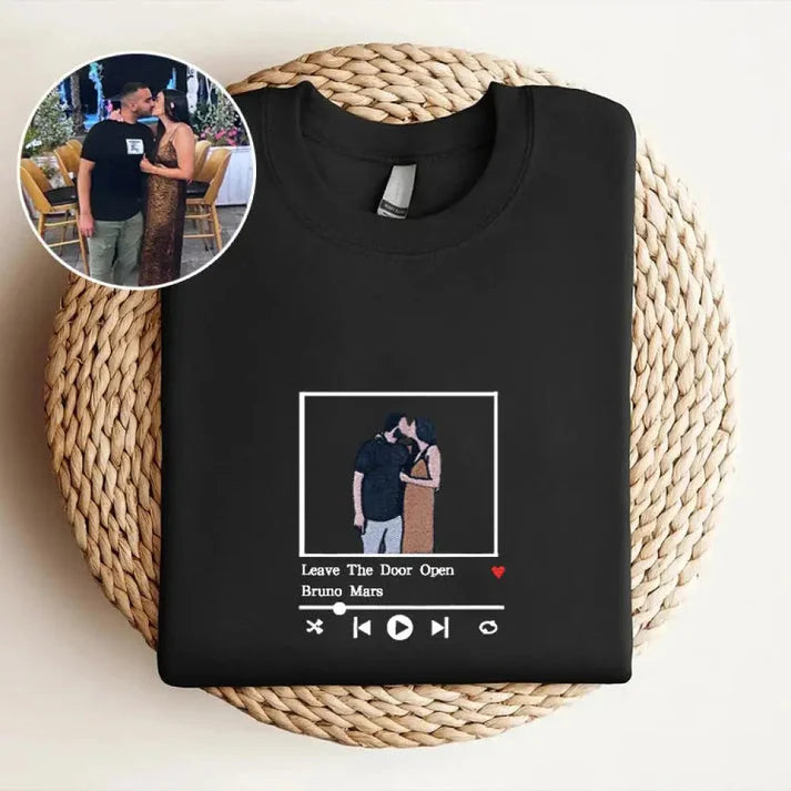 Camisa Personalizada com Base em Foto Pessoal e Música Favorita | Transforme Sua Foto em Amor Bordado