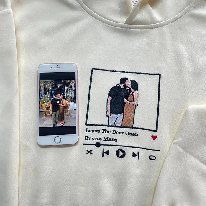 Camisa Personalizada com Base em Foto Pessoal e Música Favorita | Transforme Sua Foto em Amor Bordado