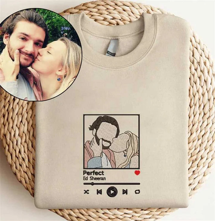 Camisa Personalizada com Base em Foto Pessoal e Música Favorita | Transforme Sua Foto em Amor Bordado