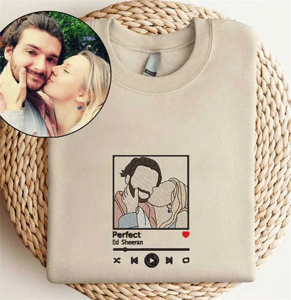 Camisa Personalizada com Base em Foto Pessoal e Música Favorita | Transforme Sua Foto em Amor Bordado